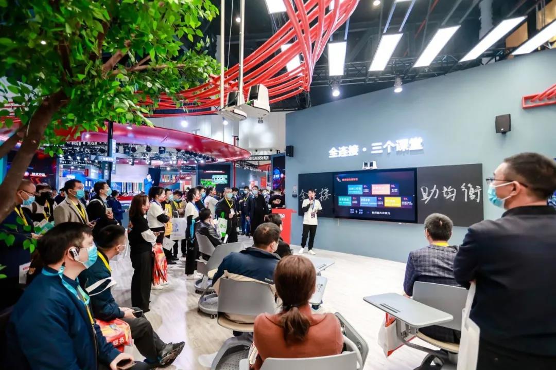 奧威亞獨(dú)家冠名第80屆教裝展，“全連接”理念驚艷登場(chǎng)